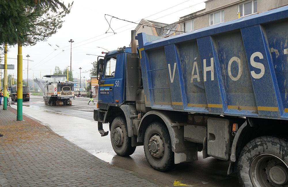 FOTO: Na ulici Hálkova v centre mesta sa dnes začala rekonštrukcia cesty, foto 3