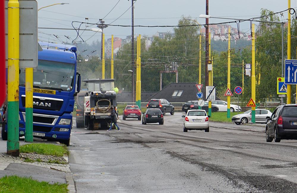 FOTO: Na ulici Hálkova v centre mesta sa dnes začala rekonštrukcia cesty, foto 12