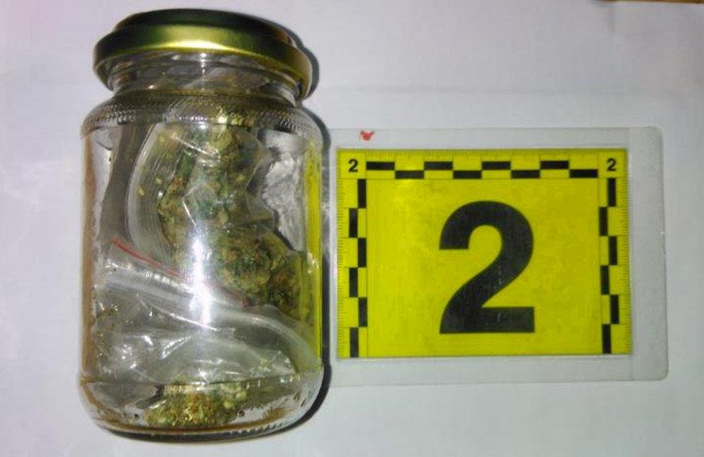FOTO: Úspešná akcia žilinskej polície, 22-ročnému mužovi našli doma drogy, foto 2