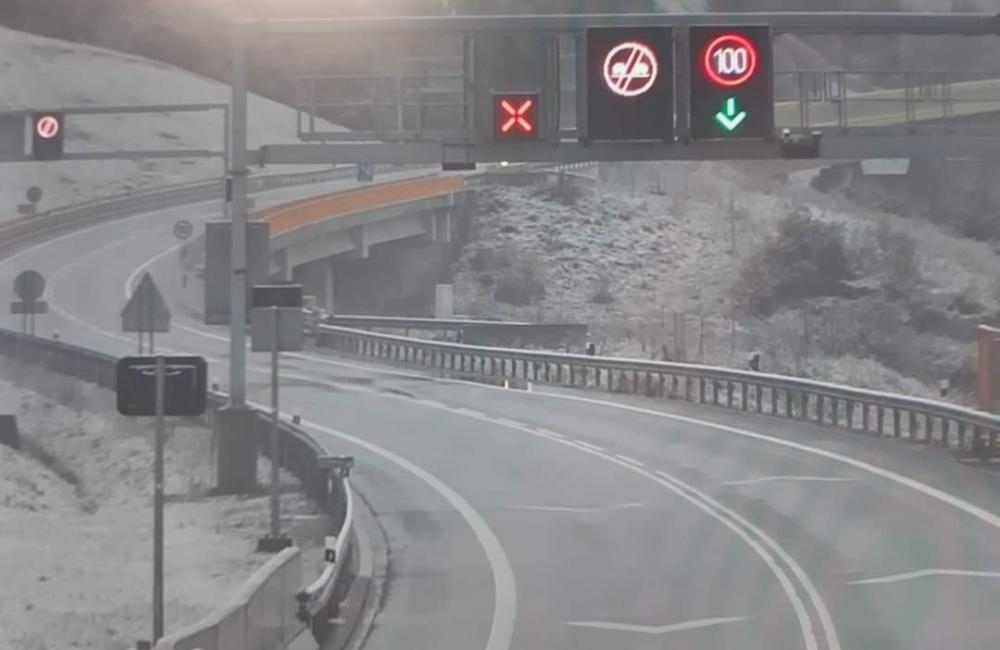 FOTO: Polícia upozorňuje vodičov, v Žilinskom kraji sa objavil prvý sneh, foto 2