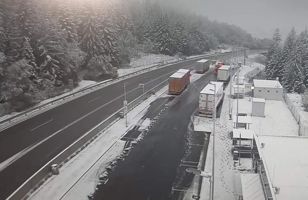 FOTO: Polícia upozorňuje vodičov, v Žilinskom kraji sa objavil prvý sneh, foto 5