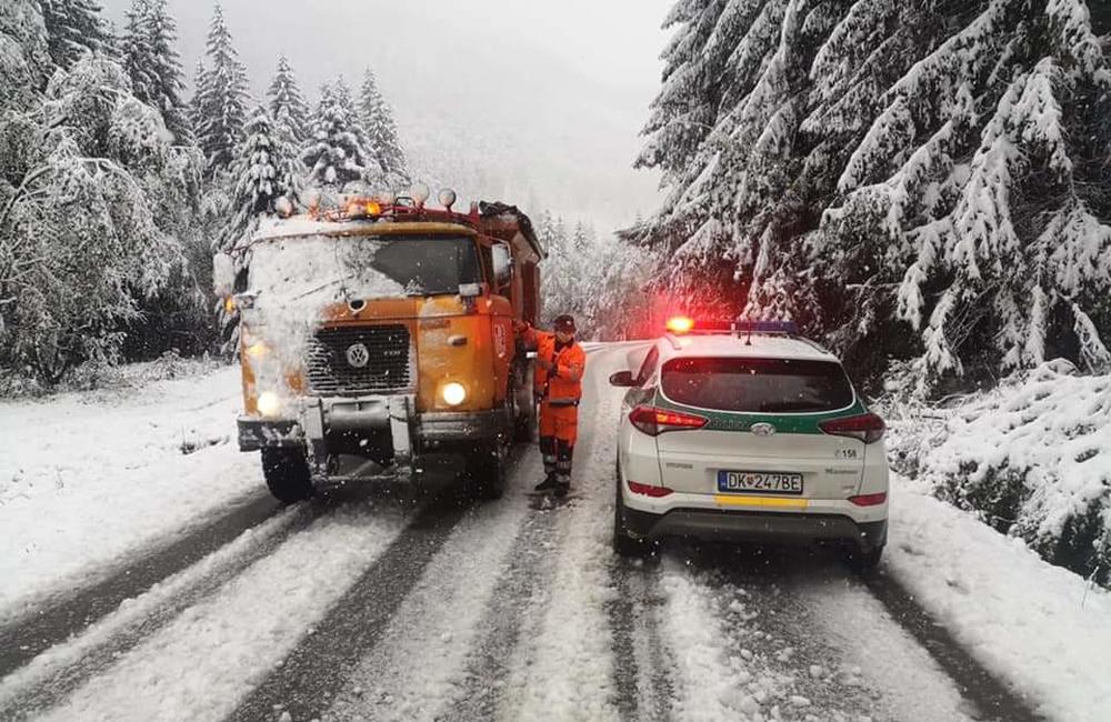 FOTO: Polícia upozorňuje vodičov, v Žilinskom kraji sa objavil prvý sneh, foto 8