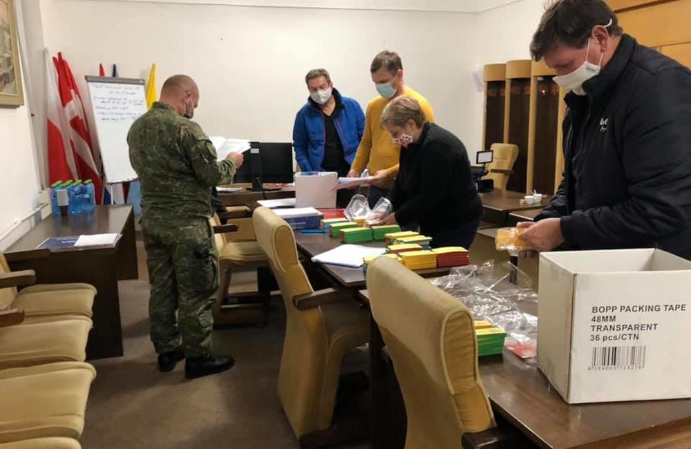 FOTO: Príprava príslušníkov Hasičského a záchranného zboru na plošné testovanie na Orave, foto 10