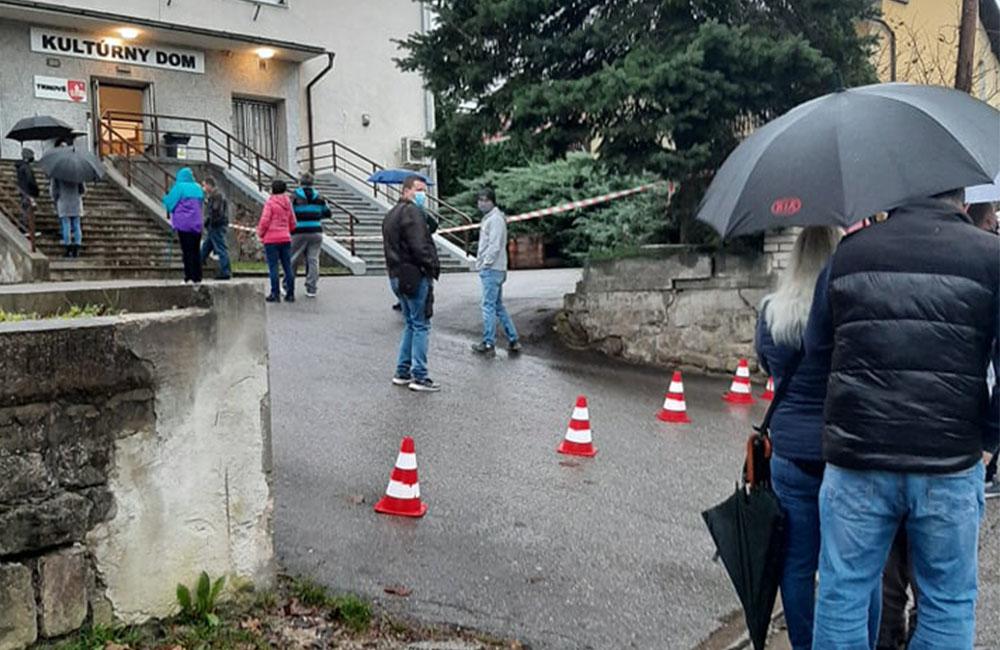 FOTO: Celoplošné testovanie začalo, odberné miesta v Žiline zažili ranný nápor ľudí, foto 2
