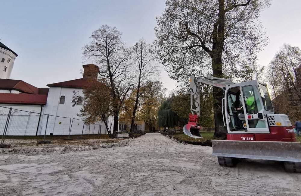FOTO: V areáli Budatínskeho parku prebieha výmena starých rozpadnutých chodníkov, foto 1