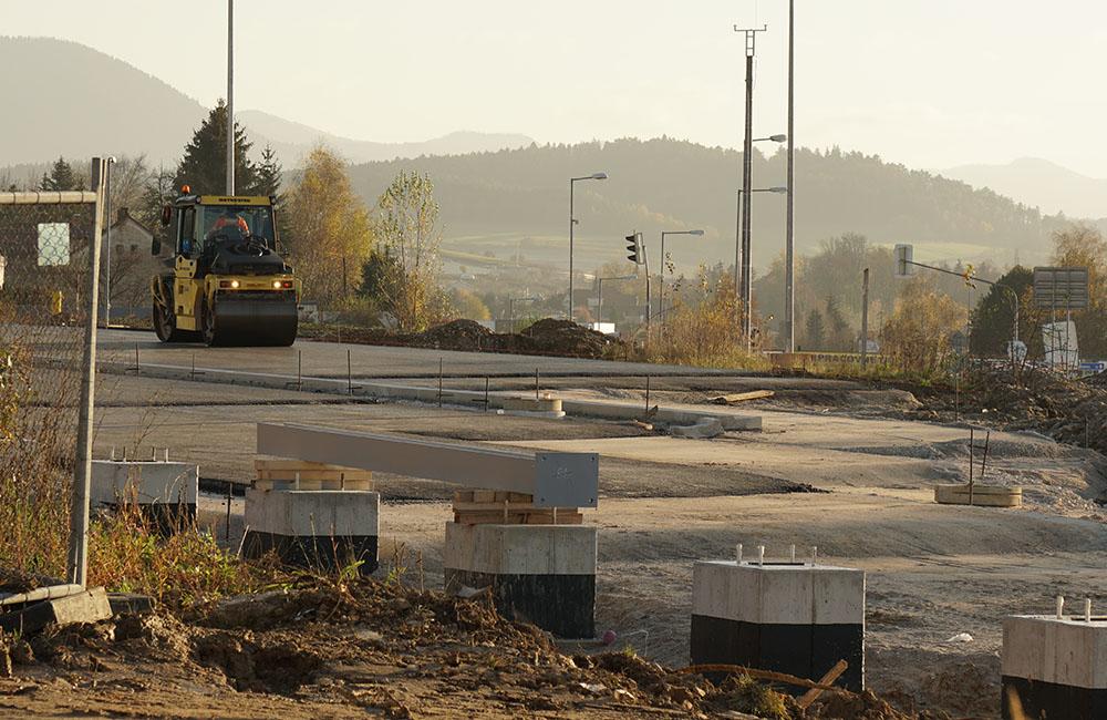 FOTO: Most na ceste z Bytčice do Rosiny je otvorený, na privádzači dokončujú asfaltový koberec, foto 3