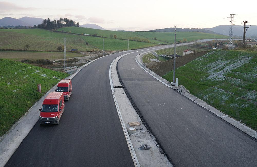 FOTO: Most na ceste z Bytčice do Rosiny je otvorený, na privádzači dokončujú asfaltový koberec, foto 14