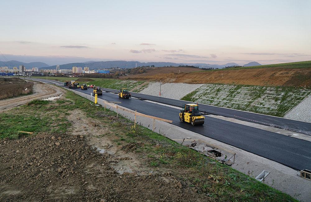 FOTO: Most na ceste z Bytčice do Rosiny je otvorený, na privádzači dokončujú asfaltový koberec, foto 16