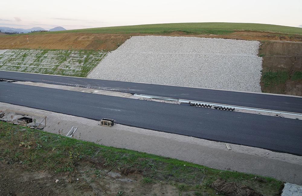 FOTO: Most na ceste z Bytčice do Rosiny je otvorený, na privádzači dokončujú asfaltový koberec, foto 17