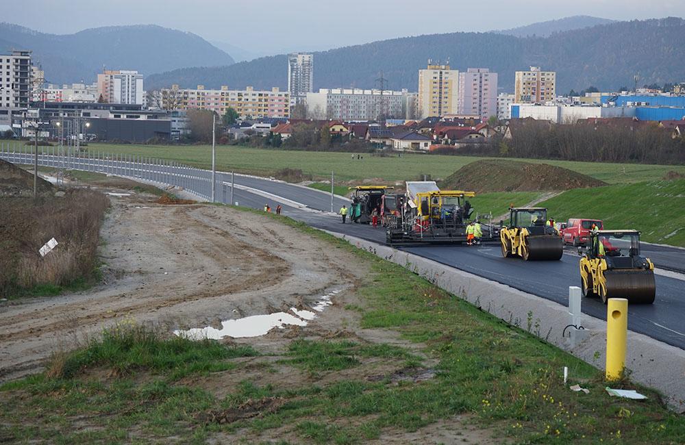 FOTO: Most na ceste z Bytčice do Rosiny je otvorený, na privádzači dokončujú asfaltový koberec, foto 1