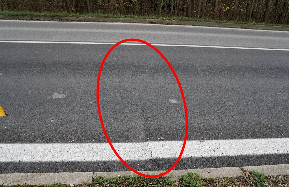 FOTO: Nový asfaltový povrch na ceste nad Solinkami sa začal prepadávať a praskať, foto 1