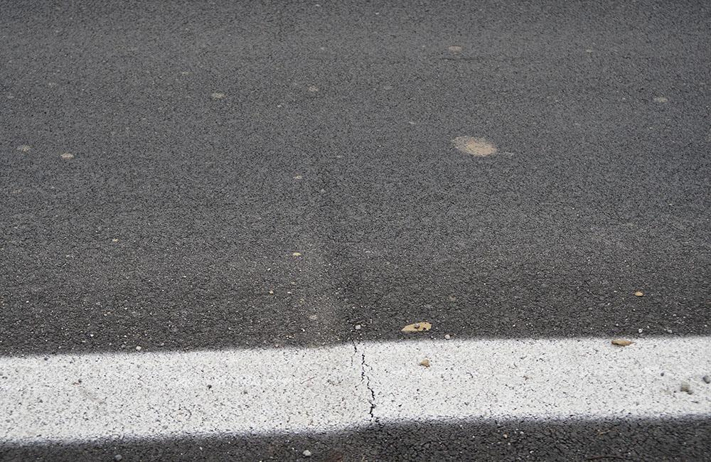 FOTO: Nový asfaltový povrch na ceste nad Solinkami sa začal prepadávať a praskať, foto 3