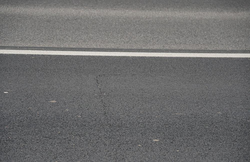 FOTO: Nový asfaltový povrch na ceste nad Solinkami sa začal prepadávať a praskať, foto 4