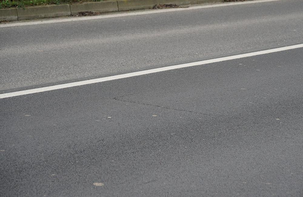 FOTO: Nový asfaltový povrch na ceste nad Solinkami sa začal prepadávať a praskať, foto 6