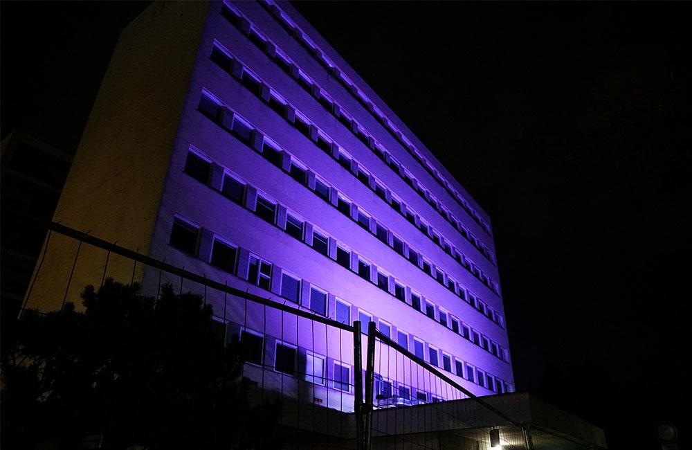 FOTO: Žilinská nemocnica svieti dnes 17. novembra na purpurovo, foto 1