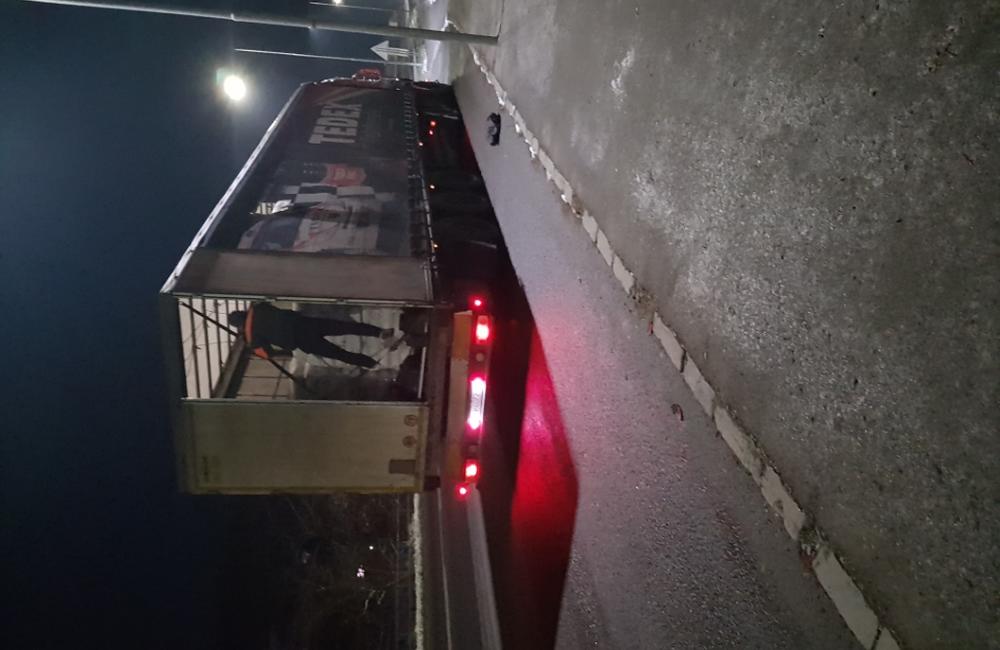 FOTO: Prerezanie plachty kamiónu v Čadci - 30.11.2020, foto 2