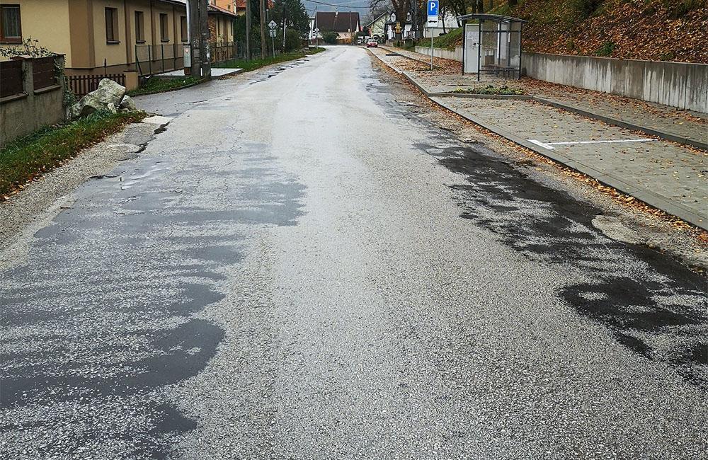 FOTO: Na území Žilinského kraja opravili ďalšiu cestu, nový asfaltový koberec majú v obci Strečno, foto 1