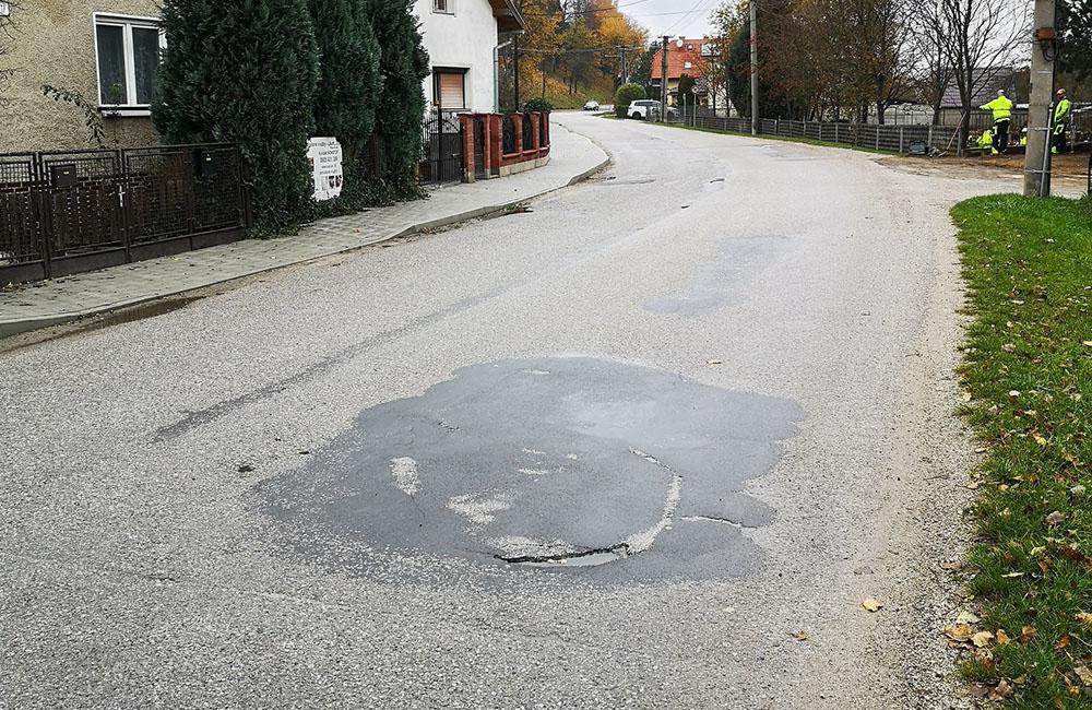 FOTO: Na území Žilinského kraja opravili ďalšiu cestu, nový asfaltový koberec majú v obci Strečno, foto 2