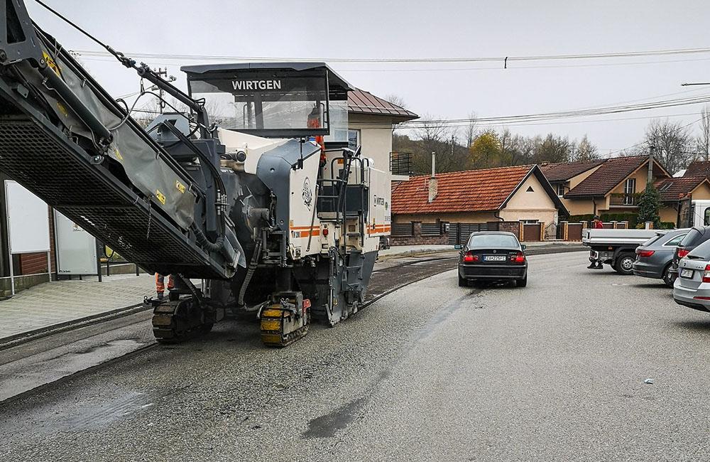 FOTO: Na území Žilinského kraja opravili ďalšiu cestu, nový asfaltový koberec majú v obci Strečno, foto 3