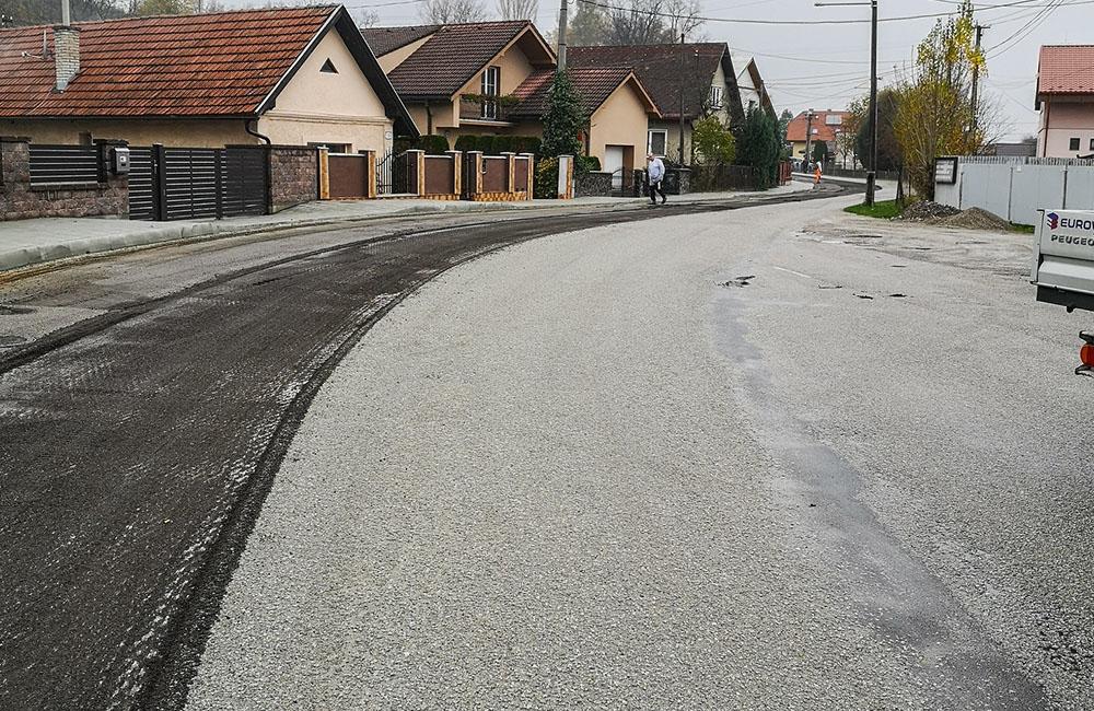 FOTO: Na území Žilinského kraja opravili ďalšiu cestu, nový asfaltový koberec majú v obci Strečno, foto 4
