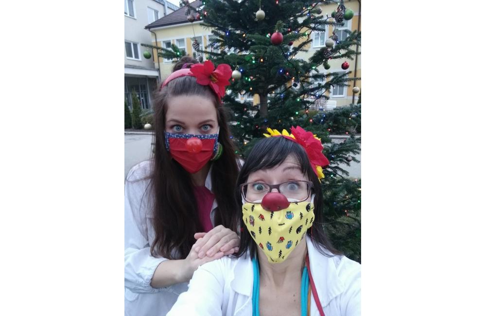 FOTO: Zdravotní klauni ČERVENÝ NOS Clowndoctors budú pomáhať aj tieto Vianoce, foto 3