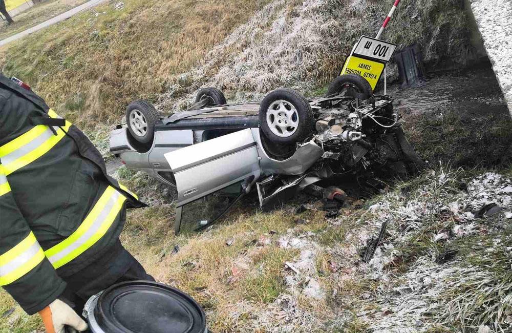 FOTO: V obci Dolný Hričov došlo k nehode troch áut, jedno skončilo na streche, foto 2