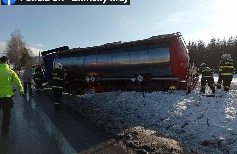 FOTO: Medzi Žilinou a Martinom havaroval kamión, cesta je prejazdná s obmedzením, foto 2