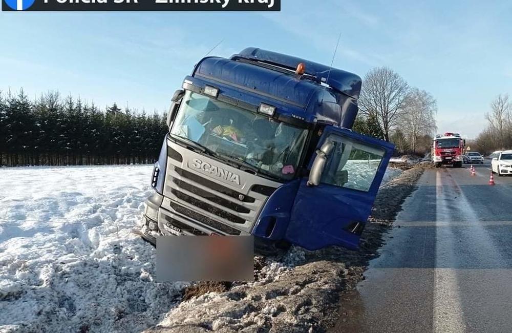 FOTO: Medzi Žilinou a Martinom havaroval kamión, cesta je prejazdná s obmedzením, foto 3
