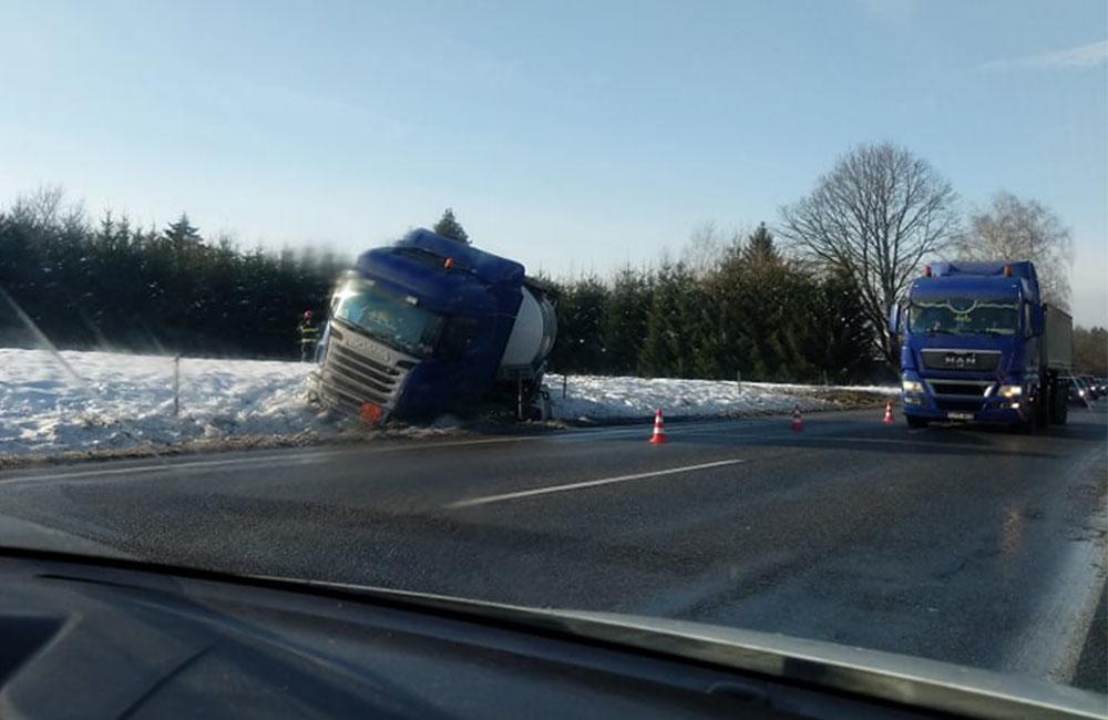 FOTO: Medzi Žilinou a Martinom havaroval kamión, cesta je prejazdná s obmedzením, foto 4