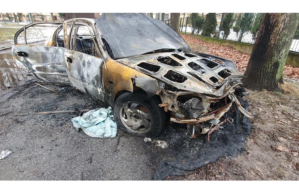 FOTO: Na sídlisku Vlčince zhorelo odstavené osobné auto bez evidenčného čísla, foto 1