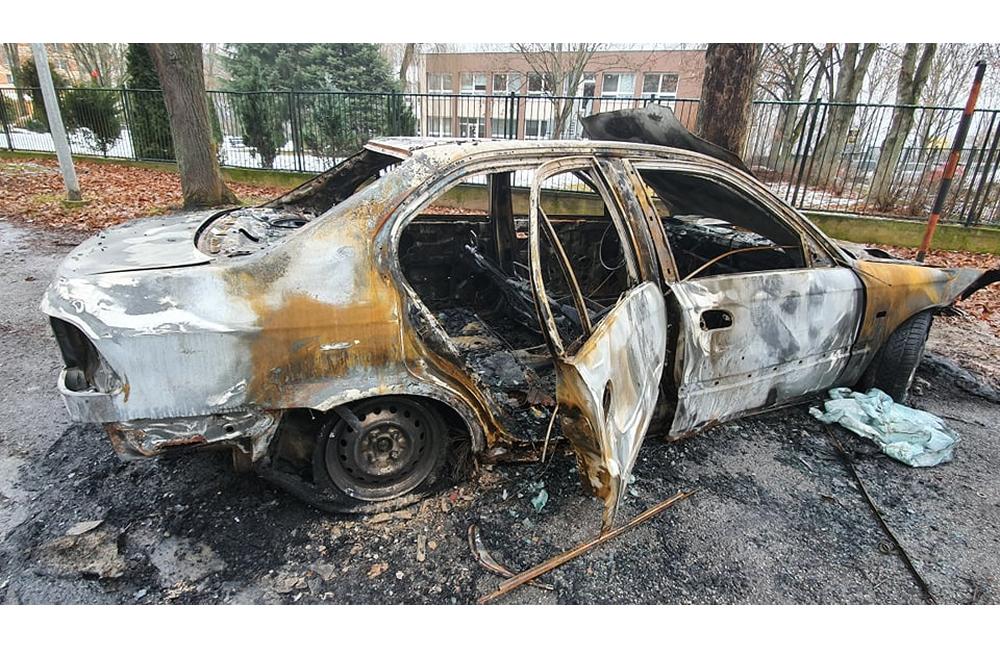 FOTO: Na sídlisku Vlčince zhorelo odstavené osobné auto bez evidenčného čísla, foto 2