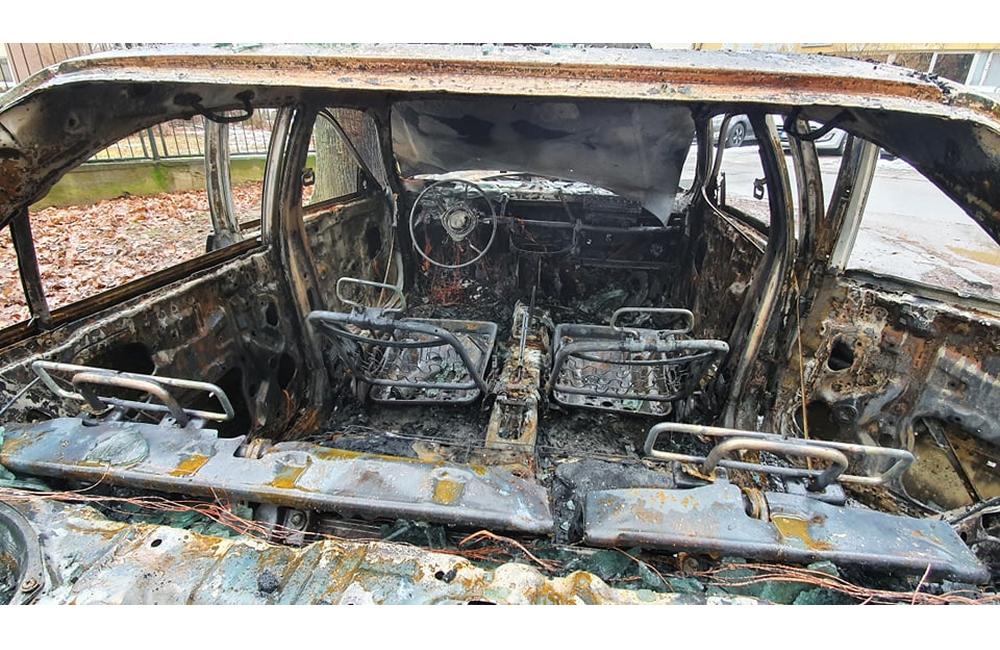 FOTO: Na sídlisku Vlčince zhorelo odstavené osobné auto bez evidenčného čísla, foto 3