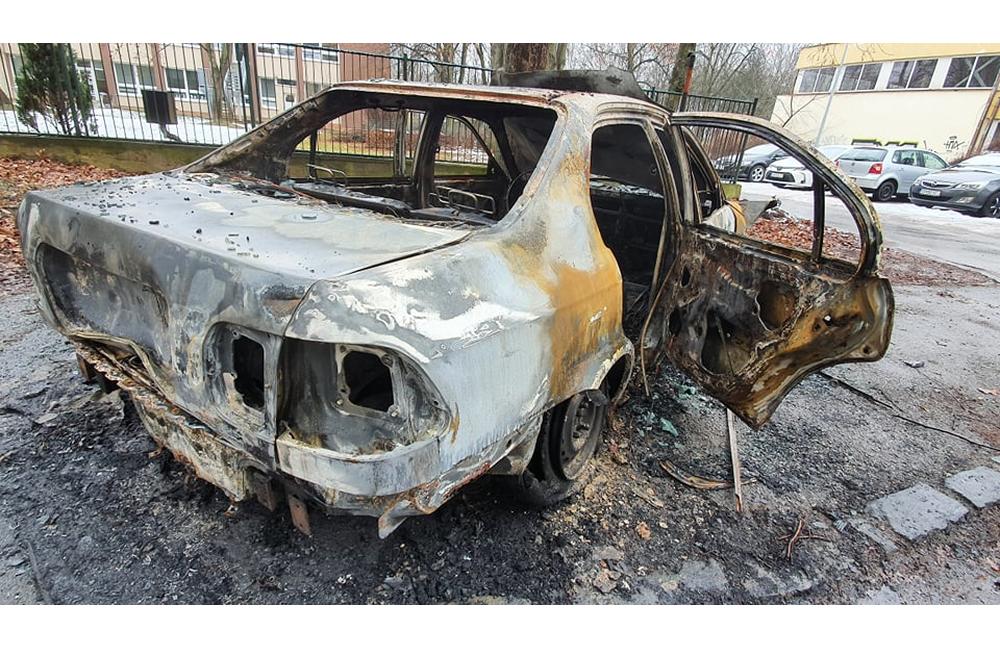 FOTO: Na sídlisku Vlčince zhorelo odstavené osobné auto bez evidenčného čísla, foto 4
