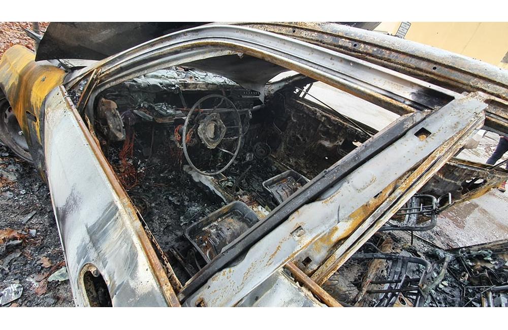 FOTO: Na sídlisku Vlčince zhorelo odstavené osobné auto bez evidenčného čísla, foto 5