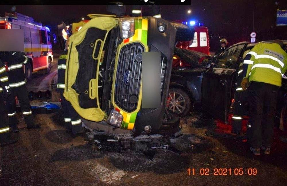 FOTO: Dopravná nehoda sanitky a osobného auta na ulici Košická v Žiline 11.2.2021, foto 1