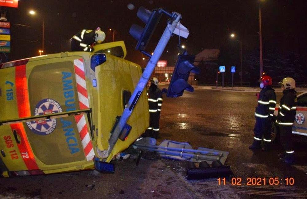 FOTO: Dopravná nehoda sanitky a osobného auta na ulici Košická v Žiline 11.2.2021, foto 2