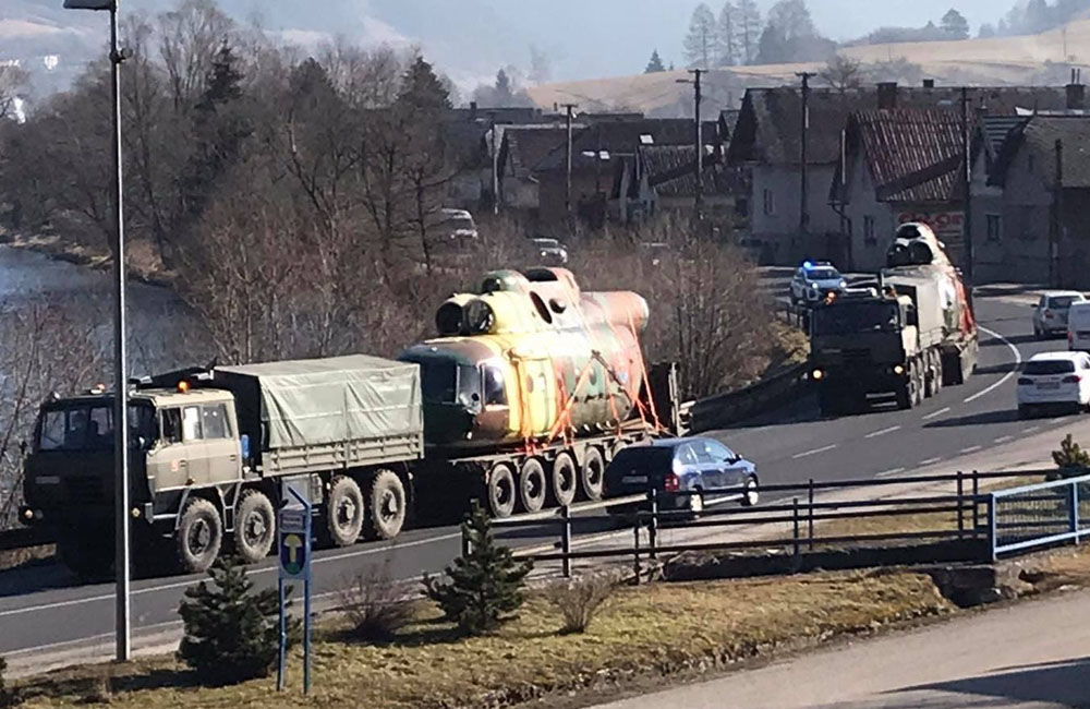 FOTO: Cez Žilinský kraj prechádzali nákladné autá s vojenskými vrtuľníkmi, foto 2