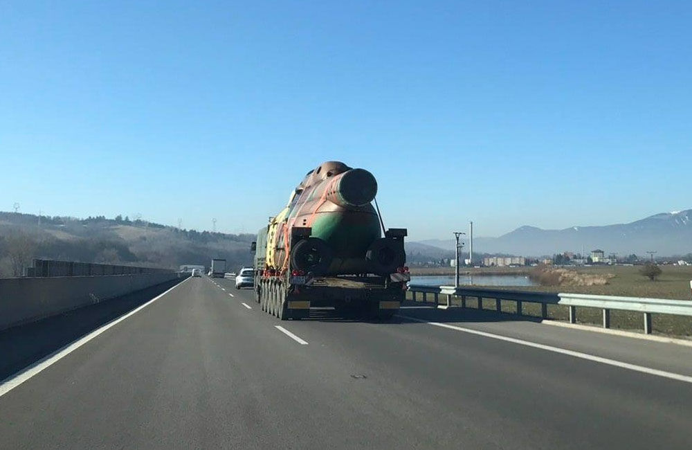 FOTO: Cez Žilinský kraj prechádzali nákladné autá s vojenskými vrtuľníkmi, foto 4