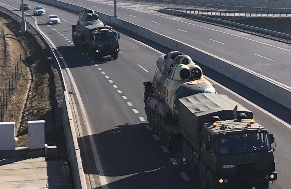 FOTO: Cez Žilinský kraj prechádzali nákladné autá s vojenskými vrtuľníkmi, foto 5