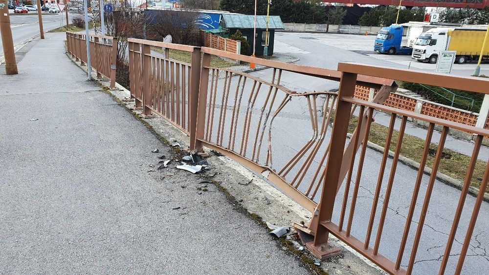 FOTO: Zábradlie na zjazde z Vlčiniec, poškodené následkom dopravných nehôd, nie je dodnes opravené, foto 5