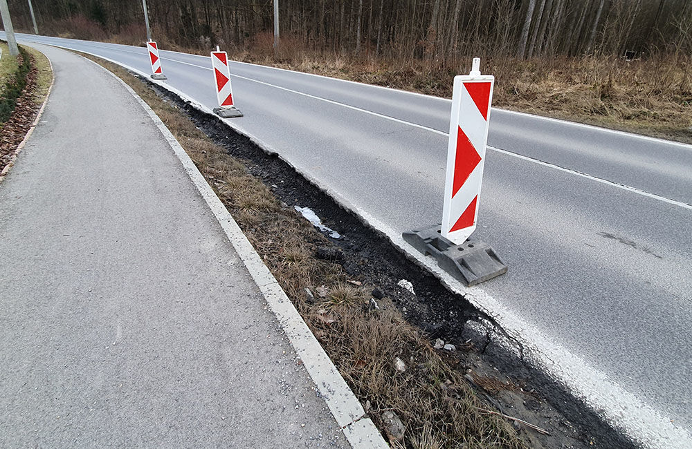 FOTO: Podmytá vozovka na ceste z Vlčiniec na Solinky sa začala rozpadávať, foto 1