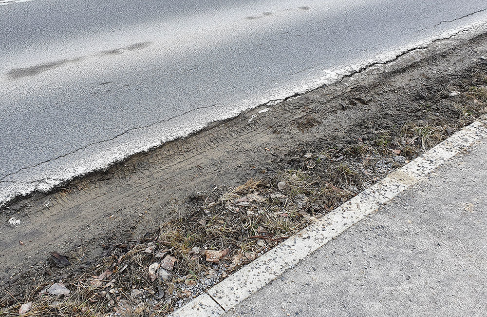 FOTO: Podmytá vozovka na ceste z Vlčiniec na Solinky sa začala rozpadávať, foto 11