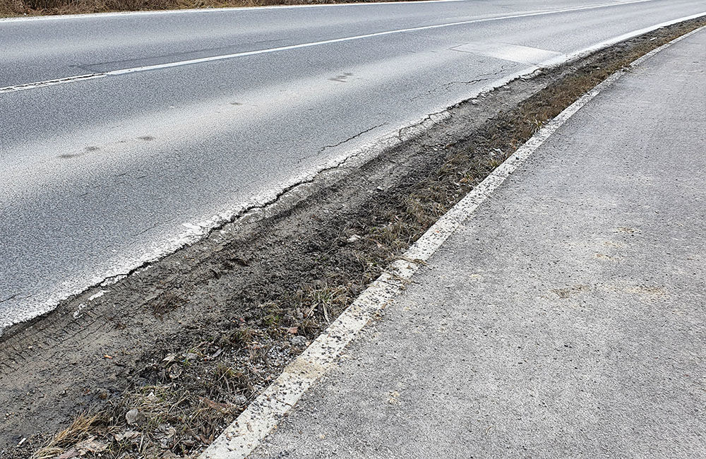 FOTO: Podmytá vozovka na ceste z Vlčiniec na Solinky sa začala rozpadávať, foto 12