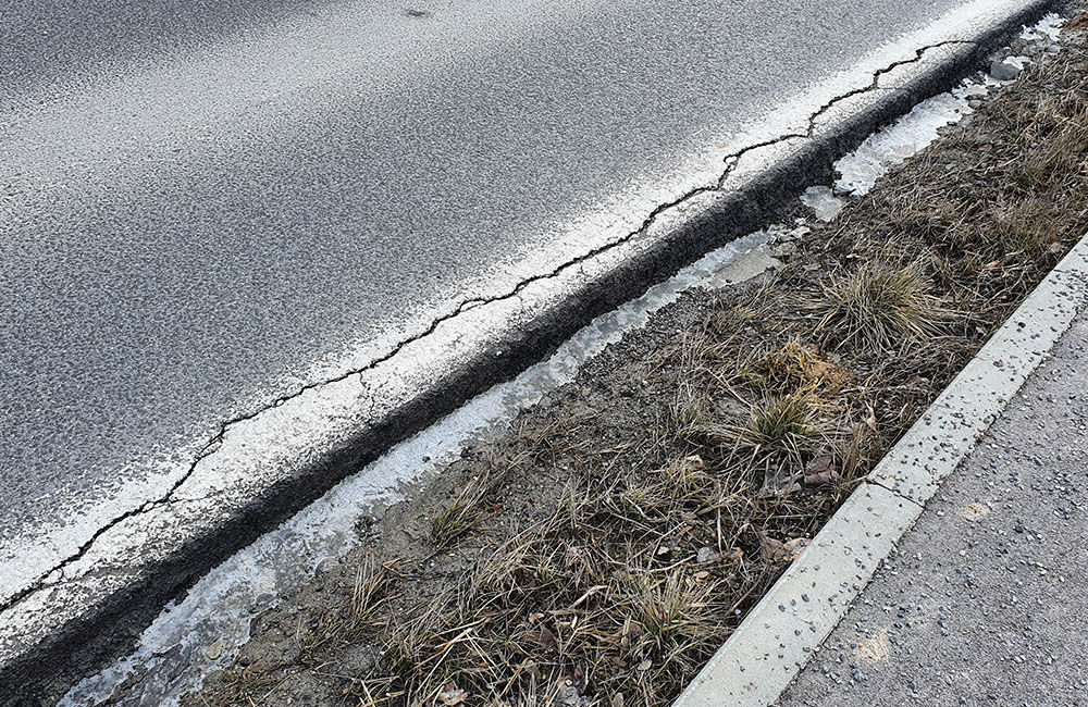 FOTO: Podmytá vozovka na ceste z Vlčiniec na Solinky sa začala rozpadávať, foto 2