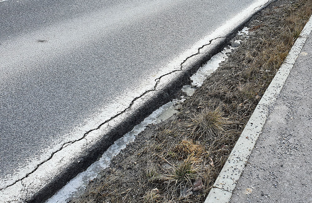FOTO: Podmytá vozovka na ceste z Vlčiniec na Solinky sa začala rozpadávať, foto 5