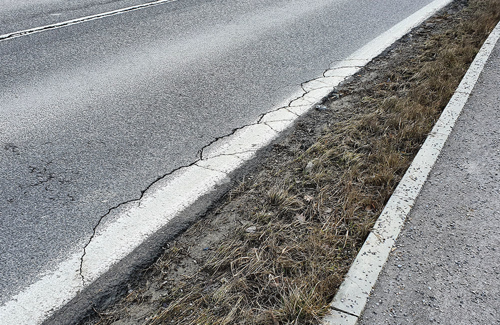 FOTO: Podmytá vozovka na ceste z Vlčiniec na Solinky sa začala rozpadávať, foto 4
