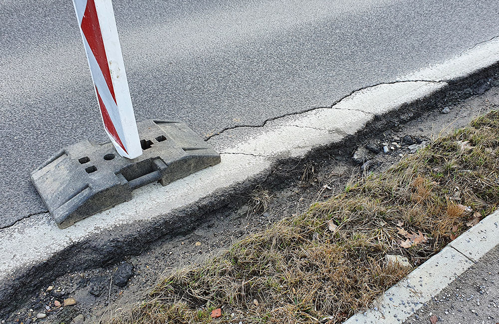 FOTO: Podmytá vozovka na ceste z Vlčiniec na Solinky sa začala rozpadávať, foto 3