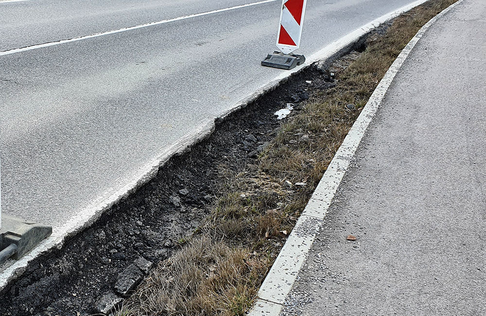 FOTO: Podmytá vozovka na ceste z Vlčiniec na Solinky sa začala rozpadávať, foto 8
