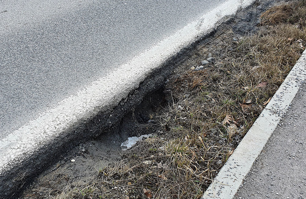 FOTO: Podmytá vozovka na ceste z Vlčiniec na Solinky sa začala rozpadávať, foto 6