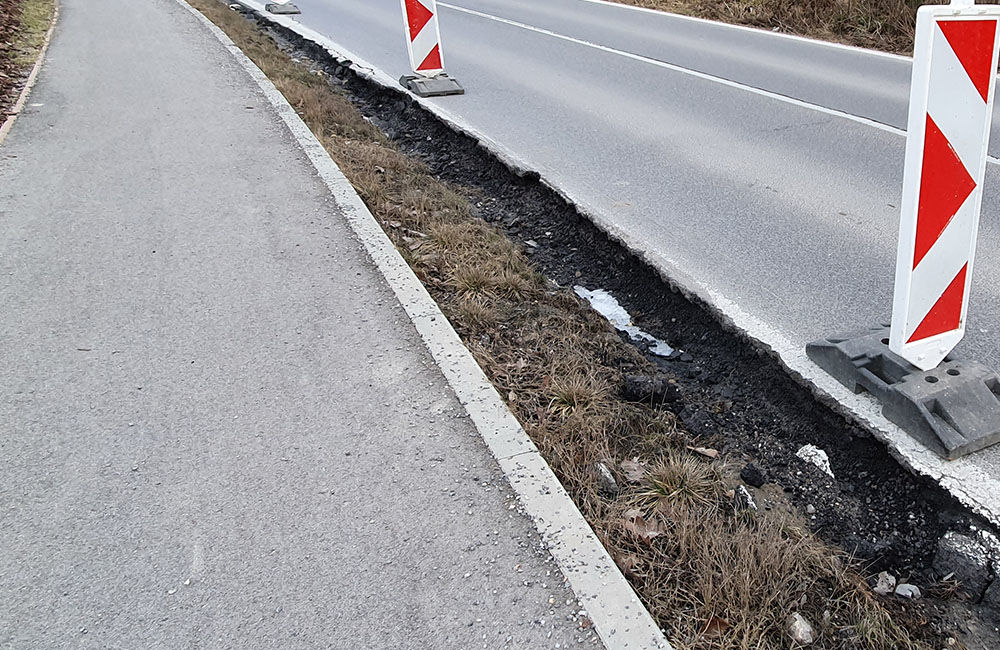 FOTO: Podmytá vozovka na ceste z Vlčiniec na Solinky sa začala rozpadávať, foto 9